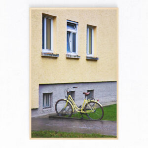 Keltaisen talon pihassa - Rue Nostalgie juliste